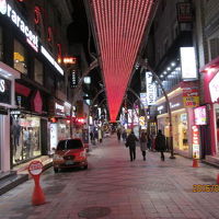 商店街のアーケードのライトアップ。