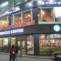 スターバックスコーヒーも有ります。