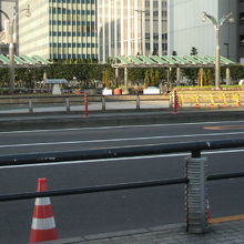 万年橋の道路越しに見える築地川銀座公園の南側敷地の様子です。