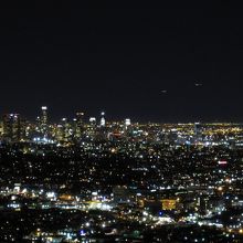 風がかなり強いです。夜景を撮影するなら三脚は必須ですね。