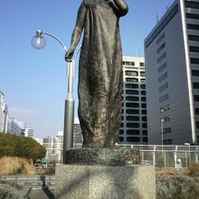 築地川銀座公園の北側に置かれた少女は、月を呼ぶ像との名称です