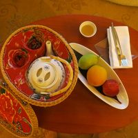 お部屋に持ってきてくれるお茶とフルーツ