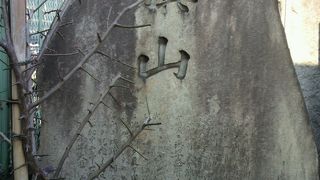 海軍発祥の地としての旗山は、魚河岸水神社の入口に置かれています。