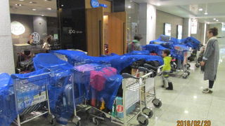 嵐が通過で成田空港閉鎖、仁川空港でサウナで仮眠、翌朝帰る。