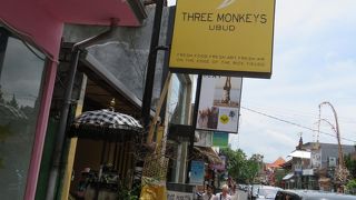 目の前に田んぼがあるしゃれたカフェです。オープンな雰囲気で気持ちがいいです。美味しいですよ。