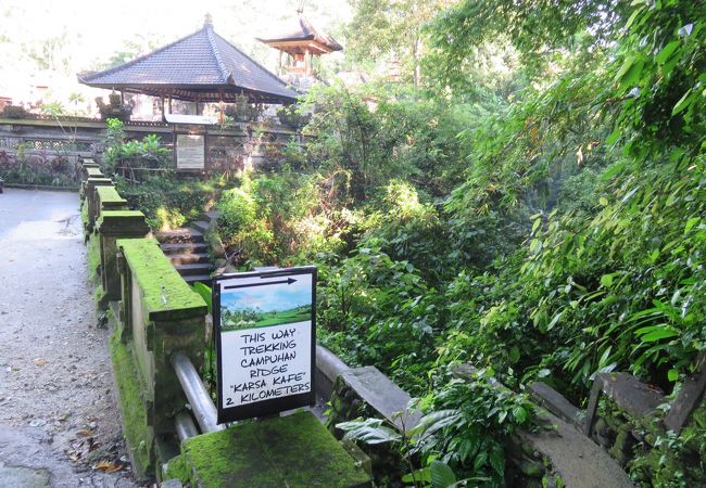 尾根あり、田園風景あり、お寺あり、そして昔の村ありと十分に満足が得られるウオークコースです