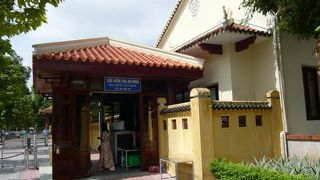 白い立派な建物