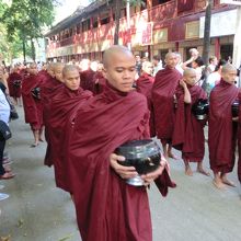 食事に向かう修行僧(ﾏﾊｰｶﾞﾝﾀﾞｰﾖﾝ僧院にて)