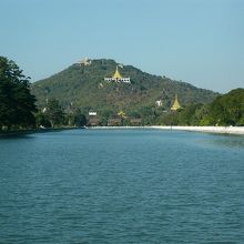 旧王宮よりマンダレーヒルを臨む