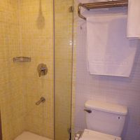 残念な事にシャワーのみで、狭い。