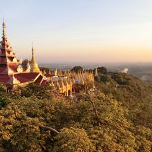 マンダレーヒルの頂上展望テラスよりマンダレー市街方面を臨む