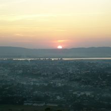 頂上より､大河エーヤワディー川の背景に沈む夕陽を臨む