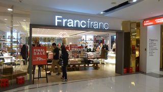 日本ではすっかりお馴染みのインテリア雑貨のお店です。