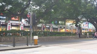 九龍公園のネイザンロード沿いに広がる商店街。