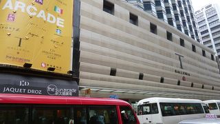 大陸からの買い物客を乗せたバスが横付け。