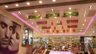 ネイザンロードから少し入ったところで比較的空いています。