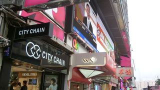 ネイザンロード沿いのこのお店はお客さん多すぎ・・・。