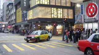 ネイザンロードから東に入る通りで、ササやThe　Oneといった若者向けのお店が多いです。