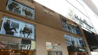 ご存じイタリアのフィレンツェの有名靴ブランドです。