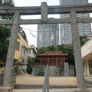 住宅地に建つ神社