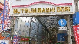 アーケード付きの商店街