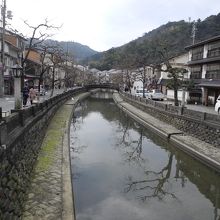 温泉街の有名な感じの景色