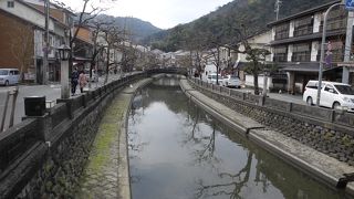 駅から続く温泉街