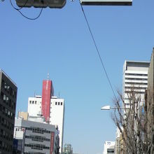 晴海通りの交通信号機には、現在も門跡橋の名称が使われています