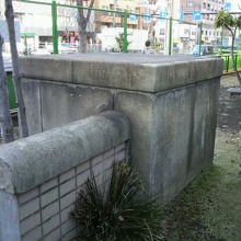 門跡橋の橋柱にタイル壁の欄干部分が付いています。(金網注意)