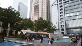 地下鉄セントラルの駅を降りてすぐ。