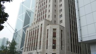 立法会大楼と道を挟んで立つ重厚な1950年の建物です。