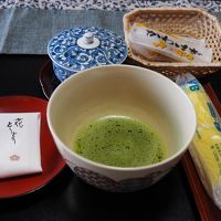 チェックインの後はお部屋にお茶をもってきてくれます