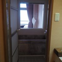 部屋のお風呂からも海がみれるようになっています