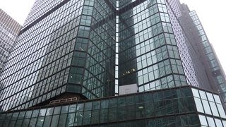 ランドマークの向かい。