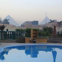 ホテルのプールから眺めたピラミッドです