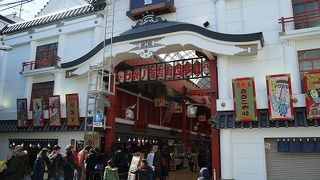 浅草寺の西側にある商店街
