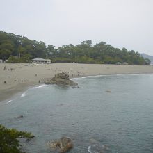 弧を描いた砂浜です