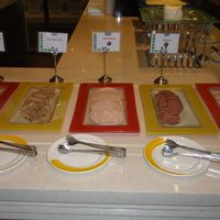 朝ごはんの、チーズやハム達。エアコンのきいた別ルームにありま