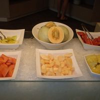 朝ごはんのフルーツ。これもエアコンのきいた別ルームにあります