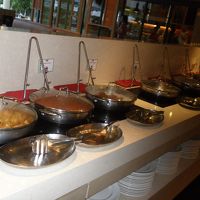 朝ごはん。日替わりカリー。盛りだくさんの種類です。