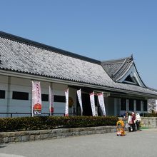 建物付近には、武将隊のメンバーがウロチョロ、、、
