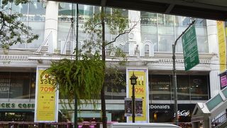 お客さんそれほど多くないですね。