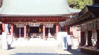鹽竈神社と同一境内に鎮座