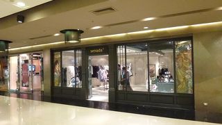 女性向けのファッションブランドです。