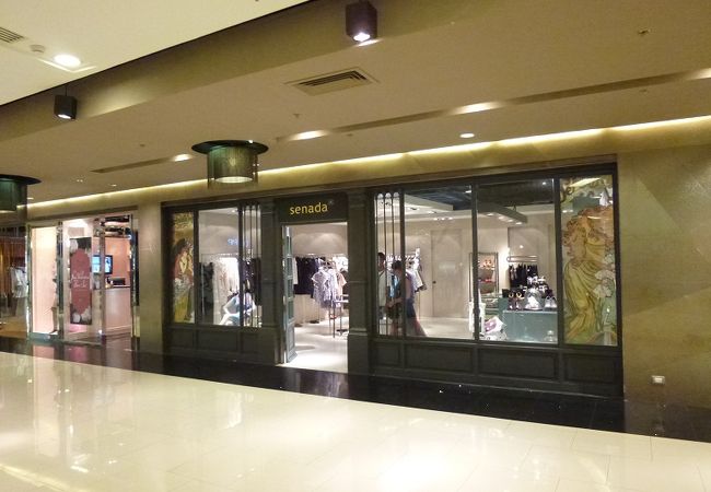 女性向けのファッションブランドです。