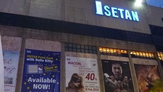 日本食のお店や紀伊國屋書店などもあり、日本人にとっては有難い存在です。