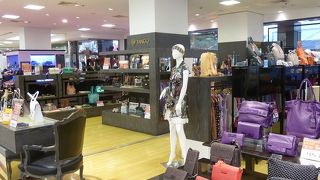 女性向けファションブランドです。