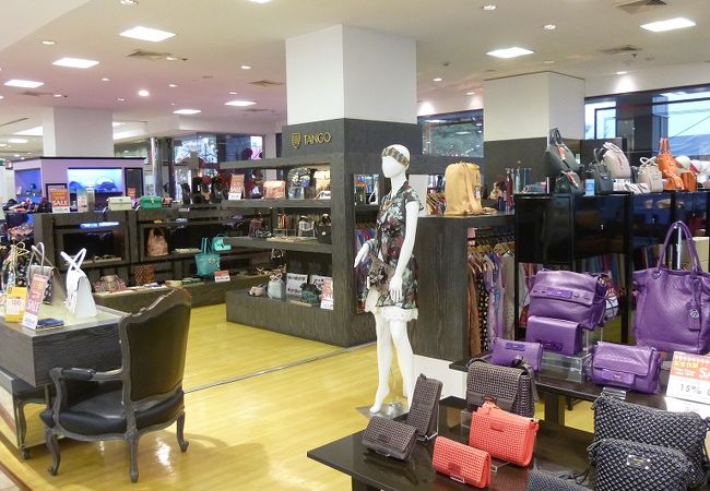 女性向けファションブランドです。