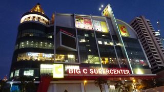 ラチャダムリ通りを挟んでセントラルワールドの向かいにある大型スーパーです。