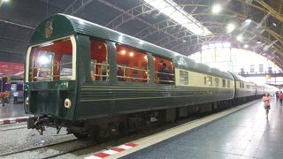 バンコクからシンガポールまでを４日ほどかけて走る高級列車。